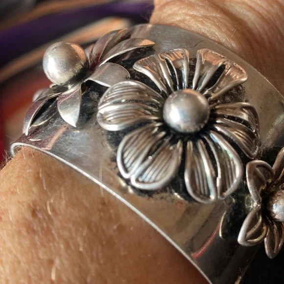 Vintage Floral Silver Toned Cuff Bracelet - Picture 5 of 13